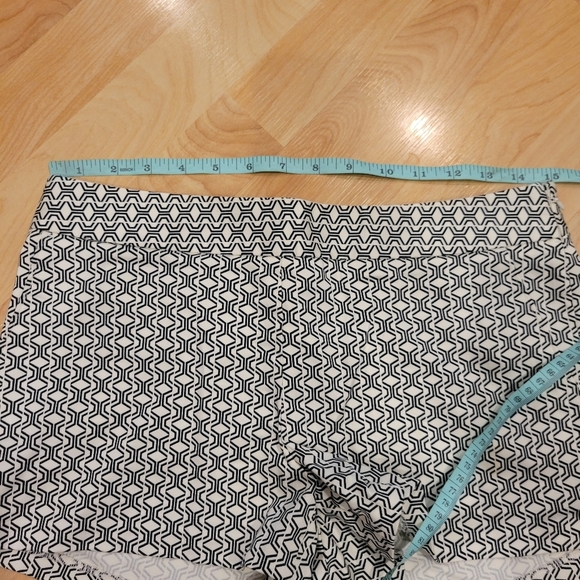 Express Geometric Black And White Shorts Size 2 - Picture 10 of 10